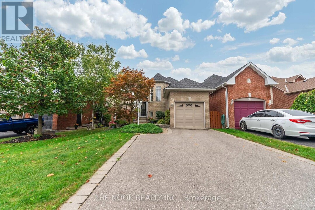 52 Abernethy Crescent in Bowmanville, ON - Building Photo