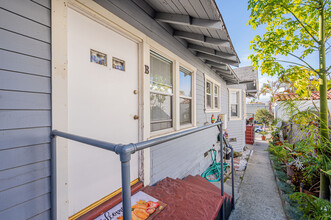 2215 6th St in Santa Monica, CA - Building Photo - Building Photo