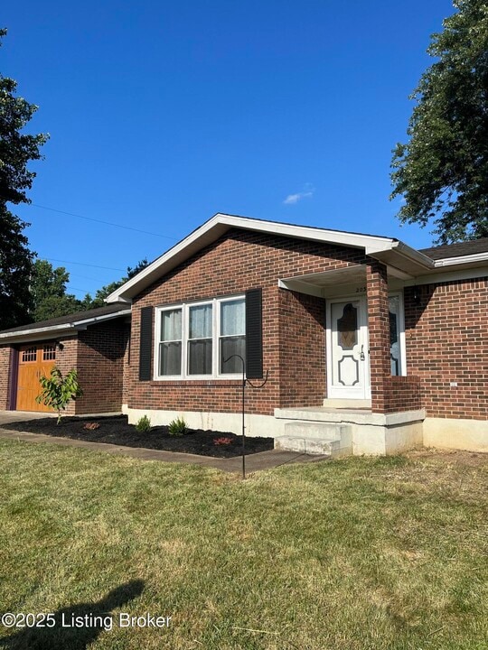 203 Hollywood Dr in Bardstown, KY - Building Photo
