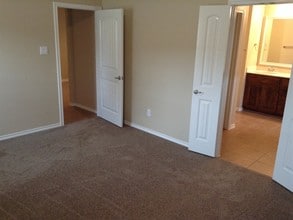 5040 Britton Ridge Ln in Fort Worth, TX - Foto de edificio - Building Photo