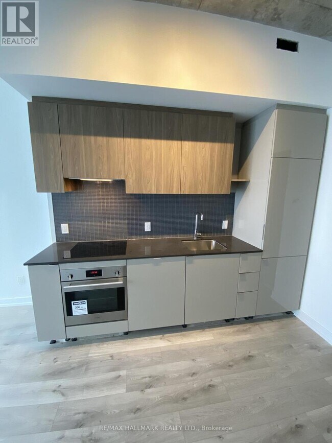 161 Roehampton Ave in Toronto, ON - Building Photo - Building Photo