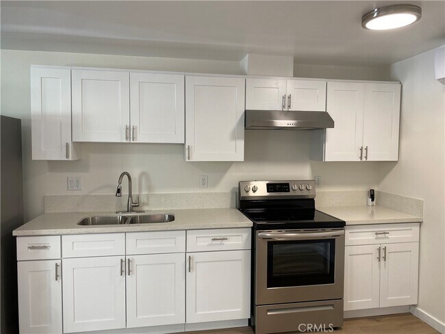 12126 Oxnard St in Los Angeles, CA - Building Photo - Building Photo