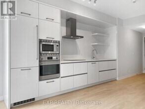 2221 Yonge St in Toronto, ON - Building Photo - Building Photo