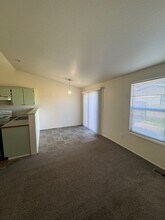 462-464 Hummingbird St SE in Albany, OR - Building Photo - Building Photo