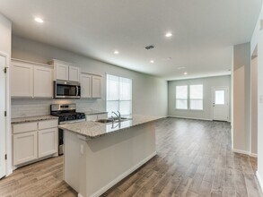 5217 Blue Night Dr, Unit 6000-01-06450 in Fort Worth, TX - Building Photo - Building Photo