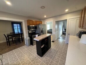 258 Main St, Unit 258 Main Street in Whitinsville, MA - Foto de edificio - Building Photo