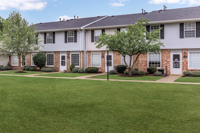 Westchester Townhomes in Westlake, OH - Foto de edificio - Building Photo