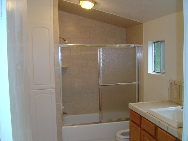 1096 Aileen St, Unit B in Oakland, CA - Building Photo - Building Photo