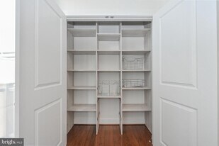 8337 Looking Glass Way in Fairfax, VA - Building Photo