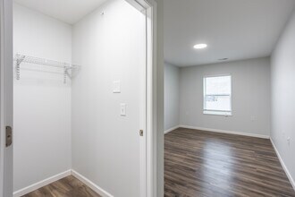 Cottage Bluff Apartments in Clinton, IA - Building Photo - Interior Photo