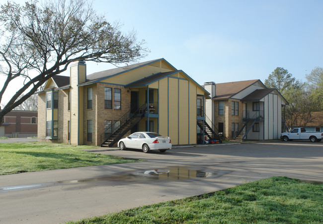 205 W Trinity St in Forney, TX - Foto de edificio - Building Photo