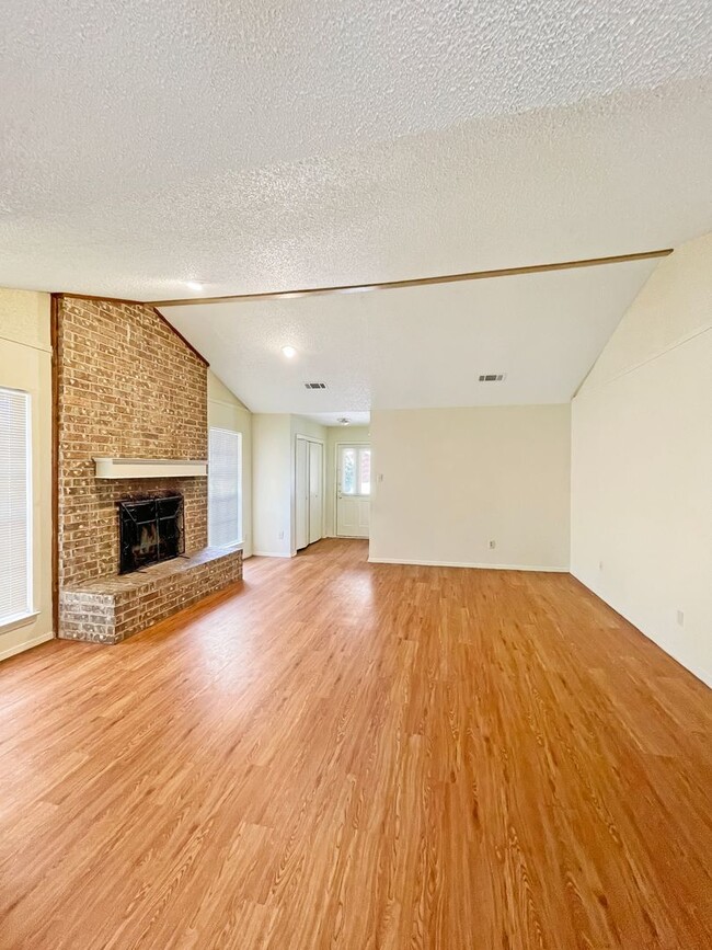 630 Overlook Ct in Arlington, TX - Foto de edificio - Building Photo