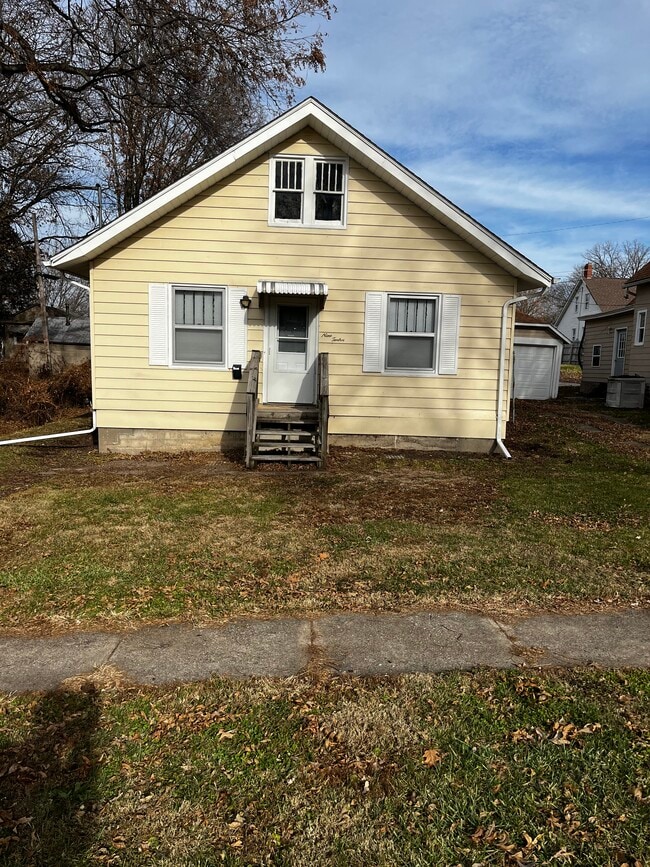 property at 912 Iowa St