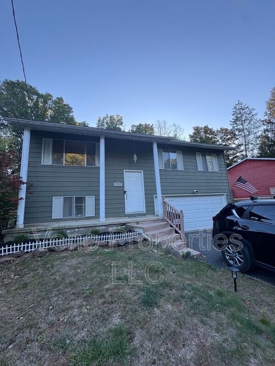 13 Orenda Spring Dr in Saratoga Springs, NY - Building Photo