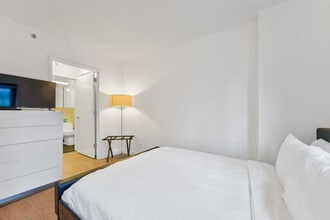 222 E 39th St in New York, NY - Foto de edificio - Building Photo