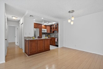 130 Cypress Club Dr in Pompano Beach, FL - Building Photo - Building Photo