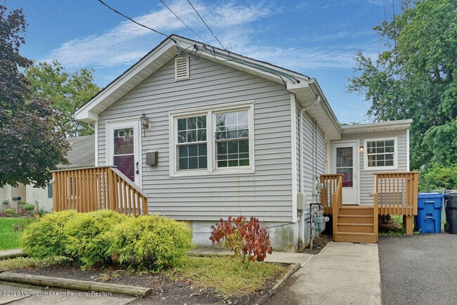 16 Krueger Pl in Middletown, NJ - Building Photo - Building Photo