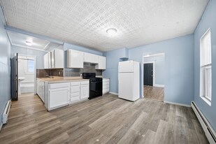 367 Spruce St, Unit Apt 1 in Manchester, NH - Building Photo