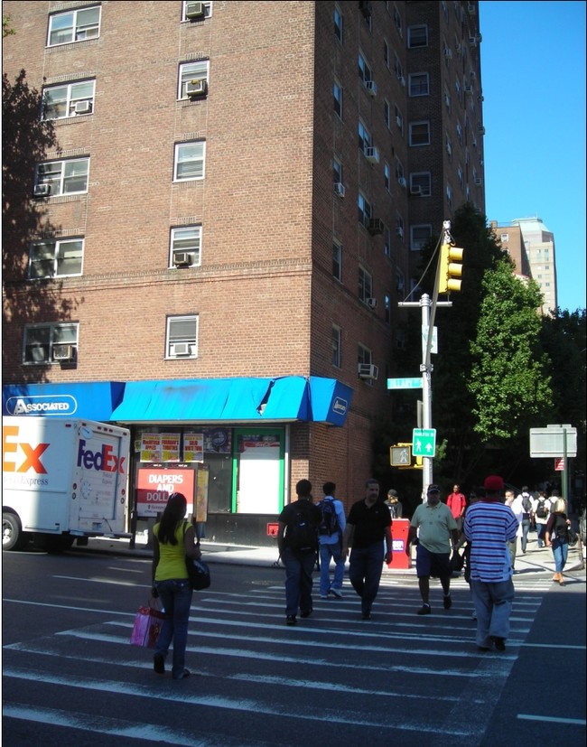 235 Adams Street in Brooklyn, NY - Foto de edificio - Building Photo