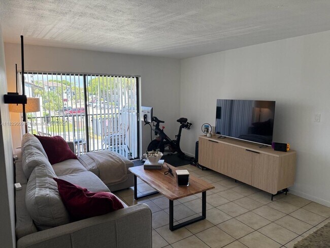 7180 NW 179th St in Hialeah, FL - Building Photo - Building Photo