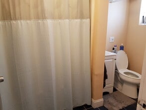 125 Pleasant St, Unit B in Brookline, MA - Foto de edificio - Building Photo