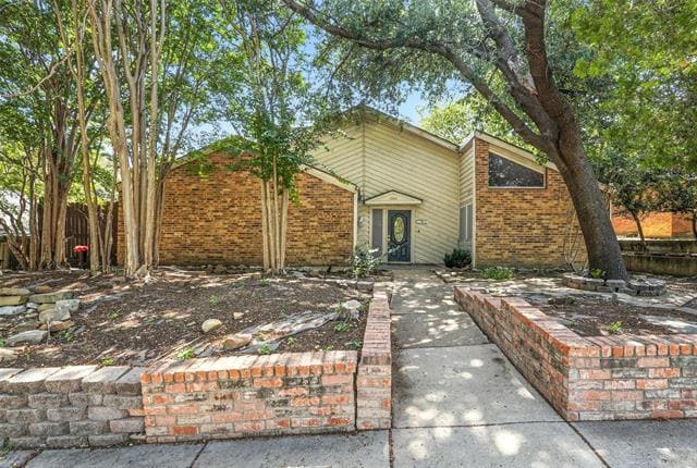 property at 1744 Hartford Dr