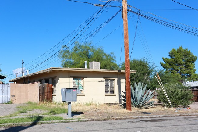 1627 N Bryant Ave in Tucson, AZ - Foto de edificio - Building Photo