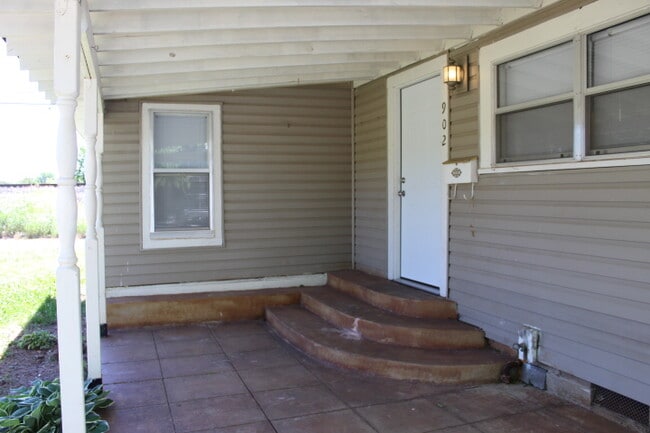 902 NW 99th St in Oklahoma City, OK - Foto de edificio - Building Photo