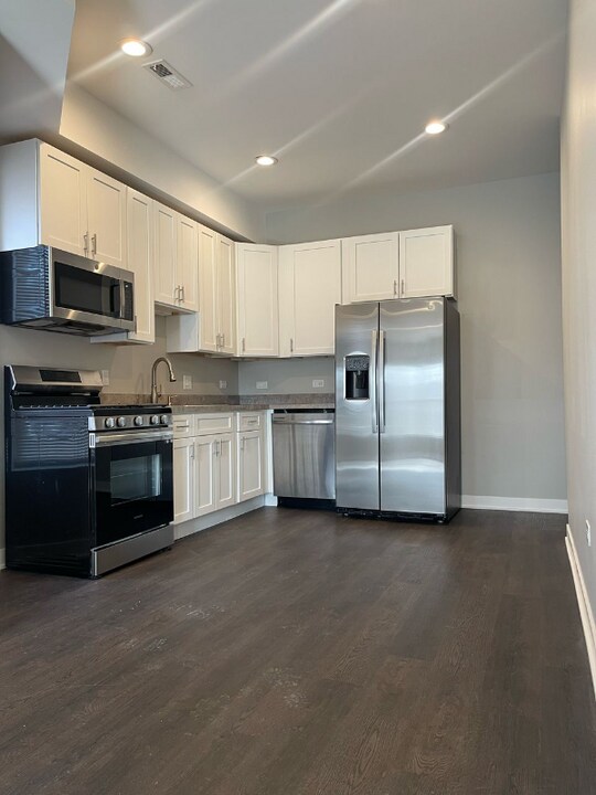 4753 S St Lawrence Ave in Chicago, IL - Building Photo