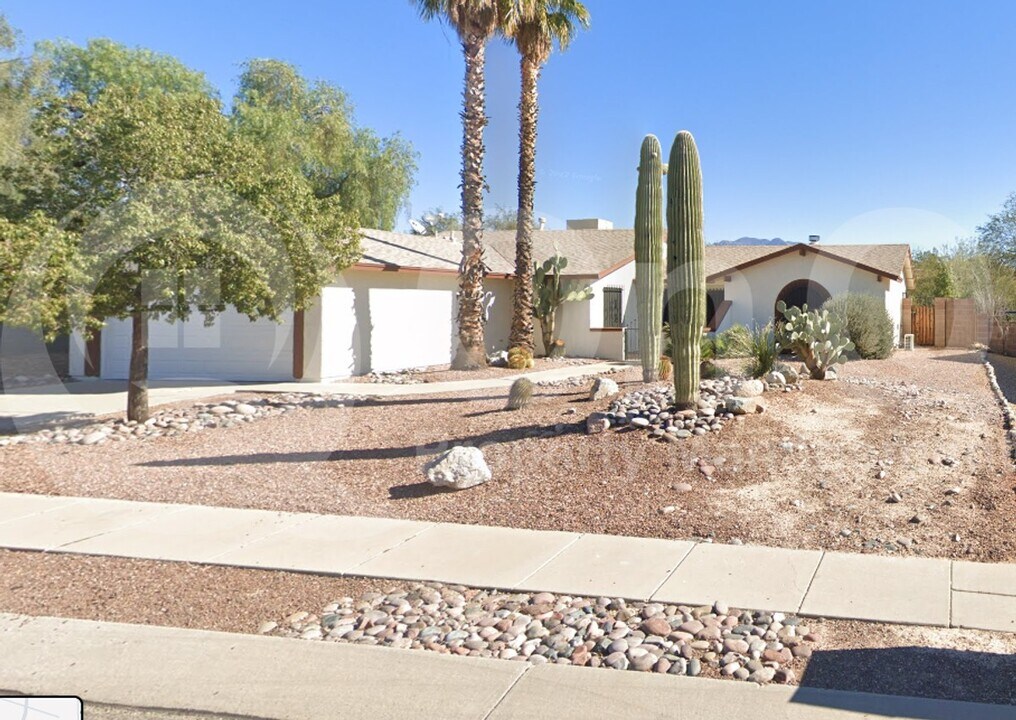 6850 N De Chelly Loop in Tucson, AZ - Building Photo