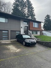 104 NW Royal Ct in Gresham, OR - Building Photo - Building Photo