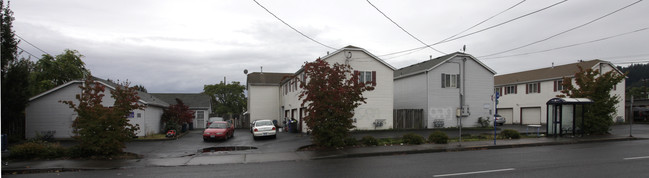 8206-8250 SE Washington St in Portland, OR - Building Photo - Building Photo