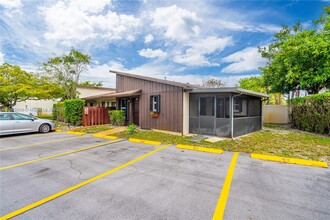 3201 NW 4th Ter, Unit 85 in Pompano Beach, FL - Building Photo - Building Photo