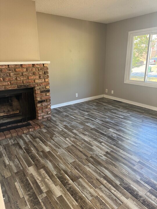 6710 Northwest Dr, Unit Duplex in Windsor Heights, IA - Building Photo