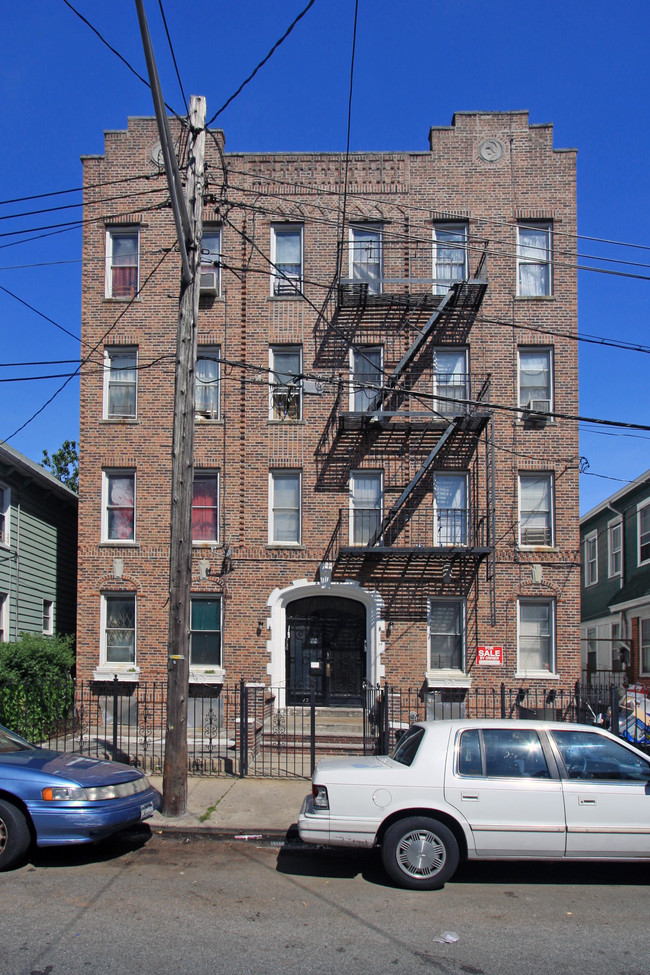 19 Hubbard Pl in Brooklyn, NY - Building Photo - Building Photo