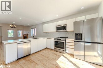 9 Kestrel Ct in Barrie, ON - Building Photo - Building Photo