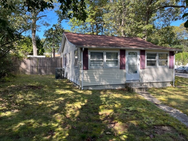 15 Lulu Dr in Lake Grove, NY - Foto de edificio - Building Photo