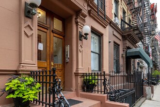 436 W 49th St in New York, NY - Foto de edificio - Building Photo