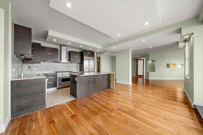 7002 JFK Blvd E in West New York, NJ - Building Photo - Building Photo