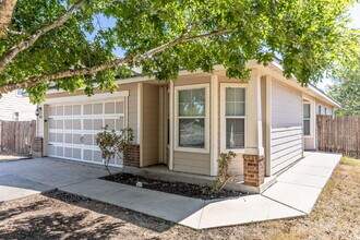 9802 Vandenberg Way in San Antonio, TX - Building Photo - Building Photo