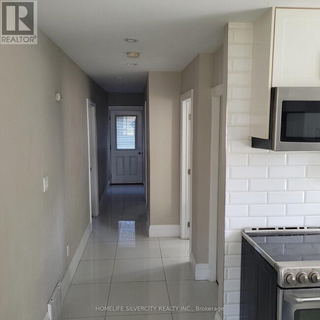 181 Flora Dr in Toronto, ON - Building Photo - Building Photo