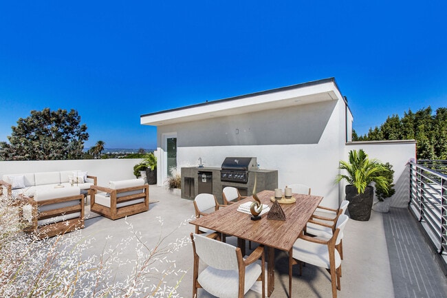 property at 2017 S Redondo Blvd