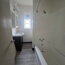 54 N Morris St, Unit 1 in Waynesburg, PA - Foto de edificio - Building Photo