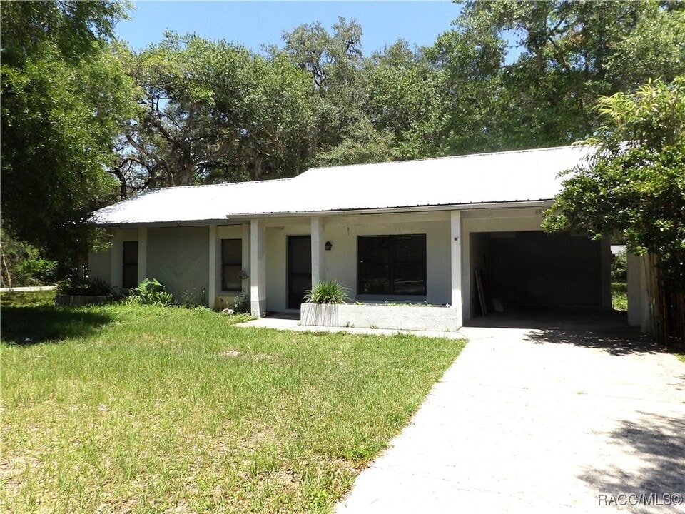 8955 N Basswood Ave in Crystal River, FL - Foto de edificio