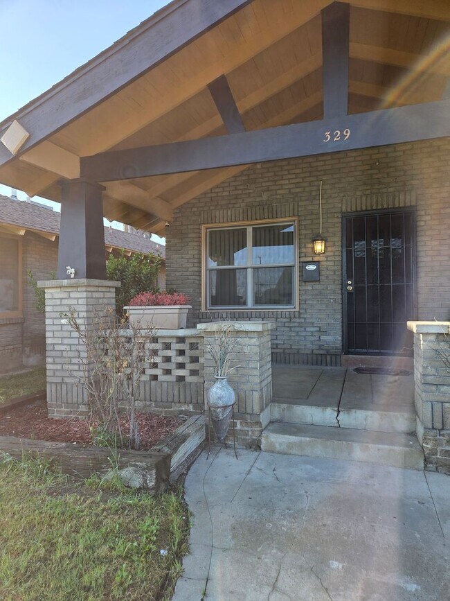 329 W Myrtle St in Hanford, CA - Building Photo - Building Photo