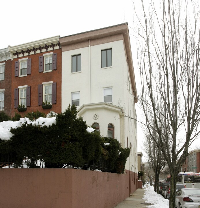 2232 Green St in Philadelphia, PA - Building Photo