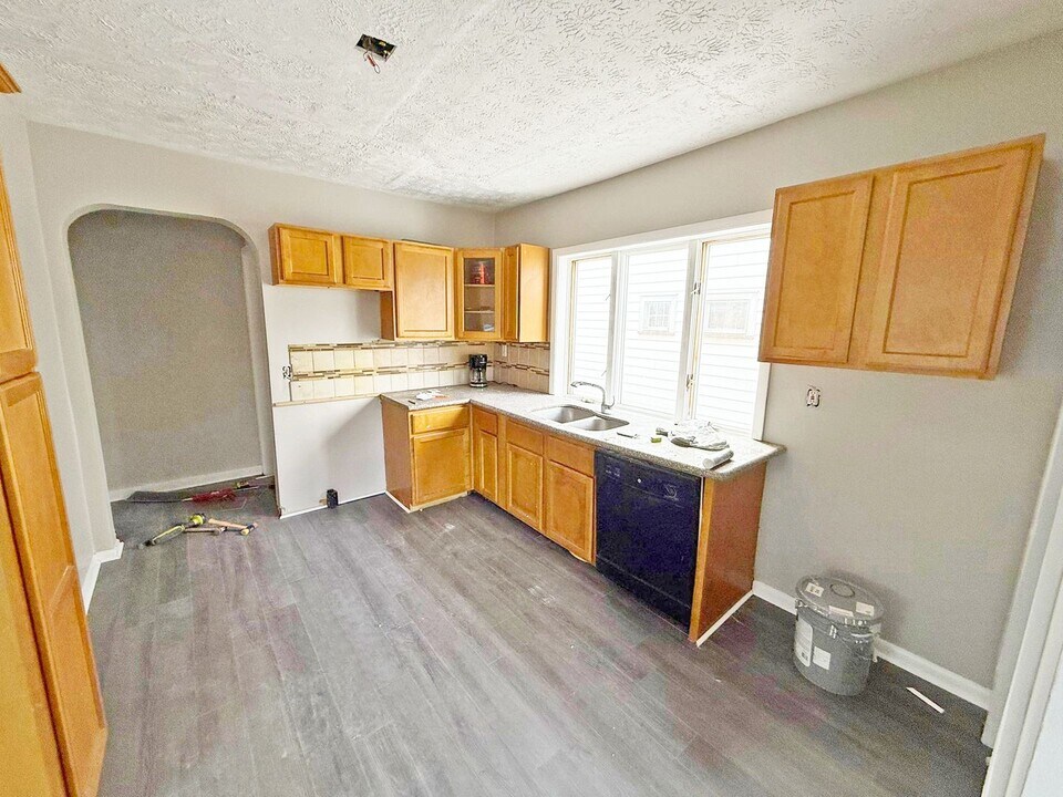 10101 Greenview Ave in Garfield Heights, OH - Foto de edificio