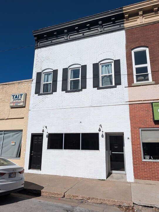 123 W Moniteau St in Tipton, MO - Building Photo