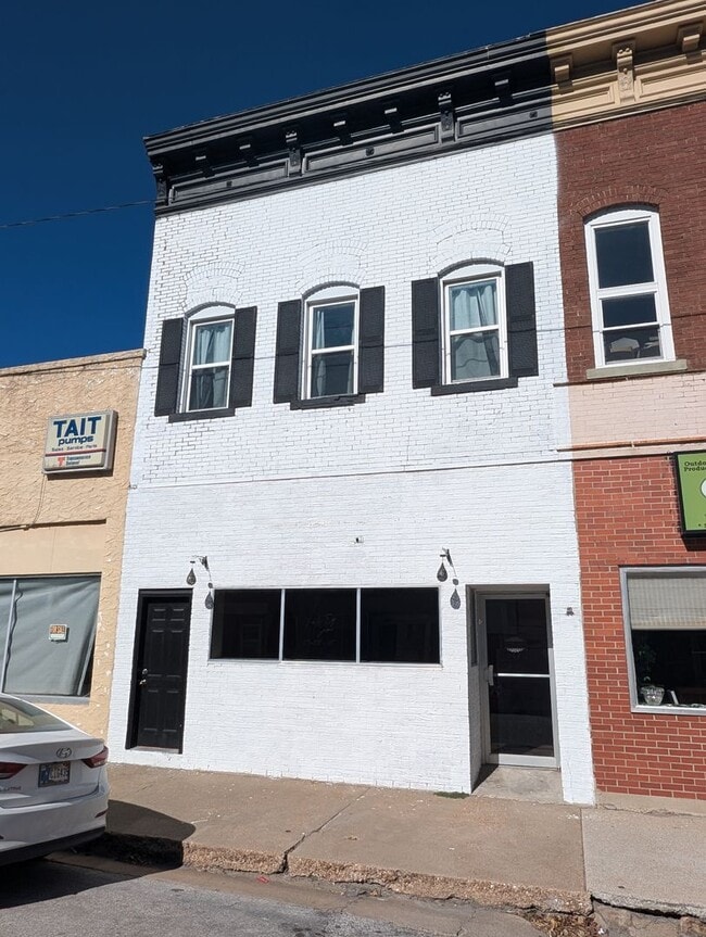 property at 123 W Moniteau St