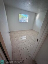 5875 SW 41st St in Davie, FL - Foto de edificio - Building Photo